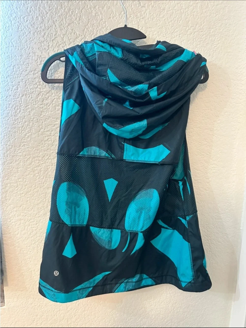lululemon athletica Sleeveless Hooded Vest in Teal and Black